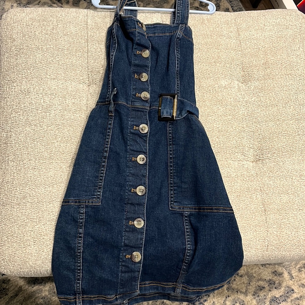 I’m selling unworn clothes that don’t fit me.